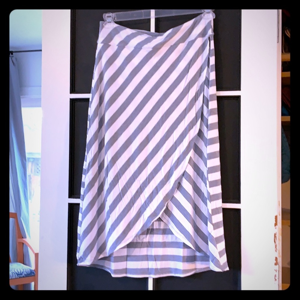 Crossover grey and white midi skirt